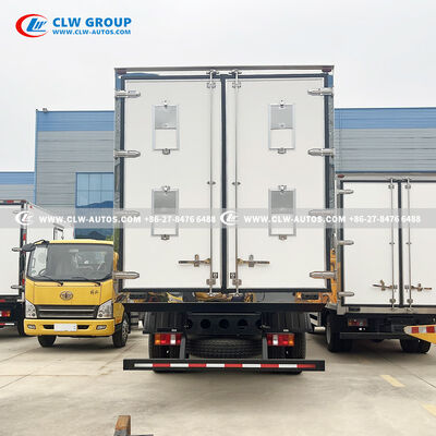 Sinotruk HOWO 6.8m Chick Transport Truck with Superior Insulated Body and All-Season Climate Control for Efficient Livestock Transport